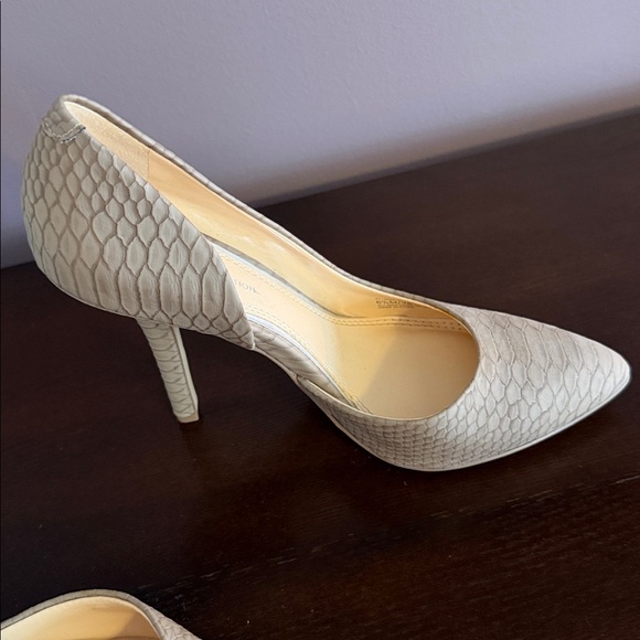 BCBGeneration Textured taupe Heels - Picture 2 of 6